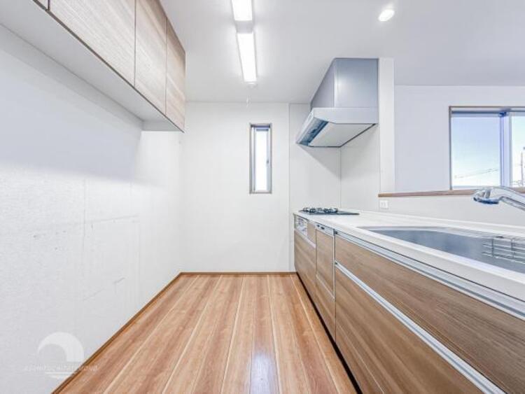 キッチン 【キッチン】リビングダイニングが見渡せる対面型キッチン！　お子様に目を配れるのもうれしいです。 