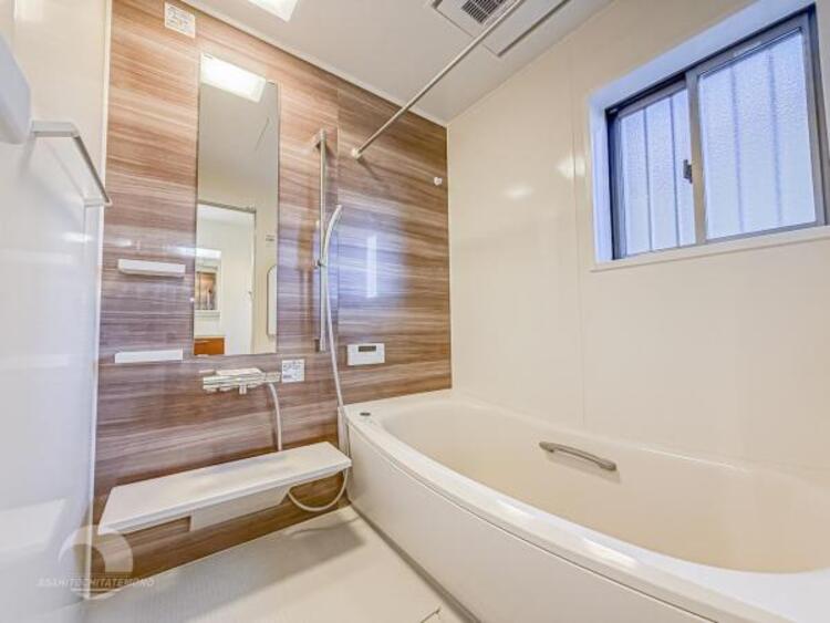 風呂 【浴室】ゆったりと寛げる広々バスで足を伸ばしてリラックス。　最新のユニットバスは設備も充実です。 