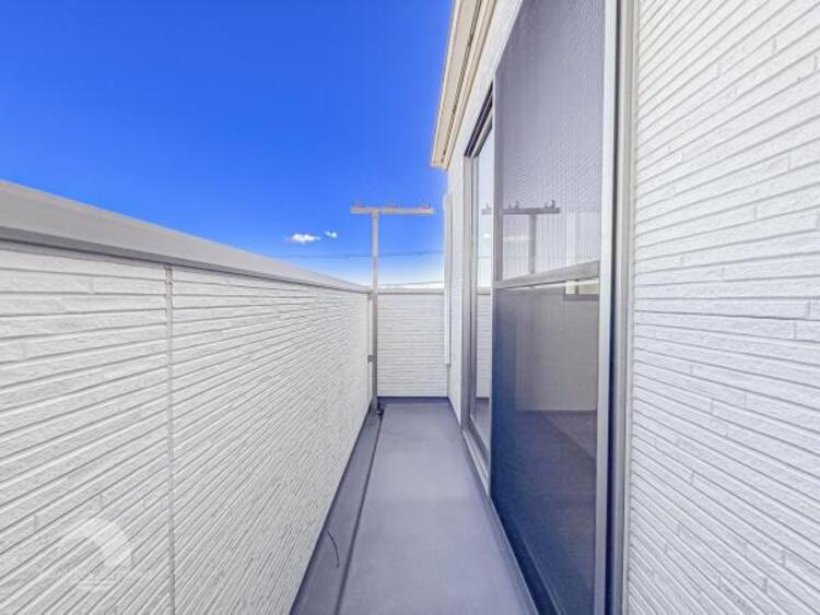 バルコニー 【バルコニー】太陽の光と爽やかな風を受けられるバルコニーです。太陽の匂いを感じられそうです！ 