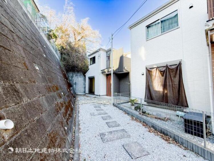 駐車場 縦列で２台駐車できるゆとりあるスペース。来客時や家族の車が増えても安心です。敷地を有効活用しながら、日常の使い勝手も良好。駐車がしやすい配置で快適に利用できますよ。