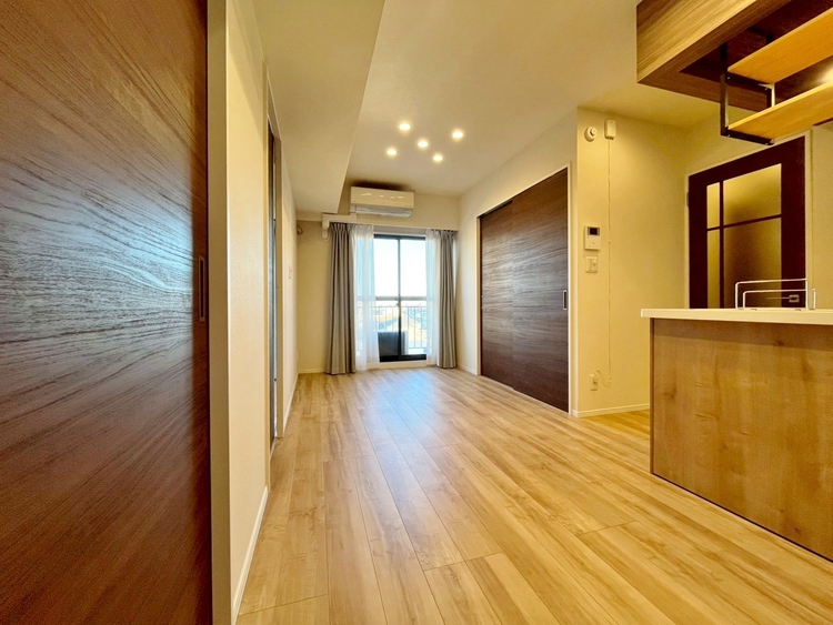 居間 忙しく過ぎゆく日常を置き去るほど、ゆったりした時間が流れるリビング。