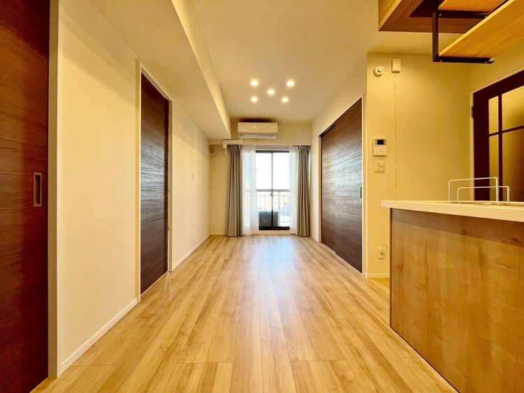 居間 居心地の良い空気感は、暮らしのステージを彩り、心からのやすらぎと満足感を与えてくれます。