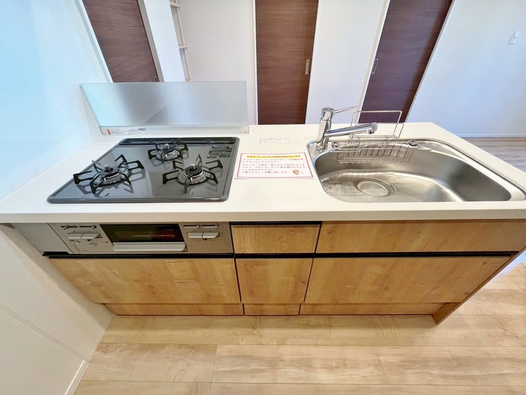 キッチン スマートな意匠と充実の機能を備えたキッチンが、暮らしにおいしい彩りを添えます。