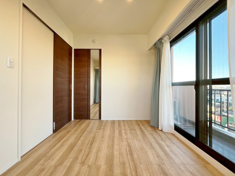 寝室 ベッドも十分に設置するスペースがあります。