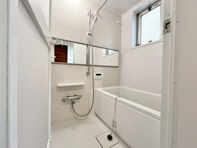 風呂 一日の疲れを癒すバスルームは、心地よいリラックスを叶える清潔感溢れる空間です。