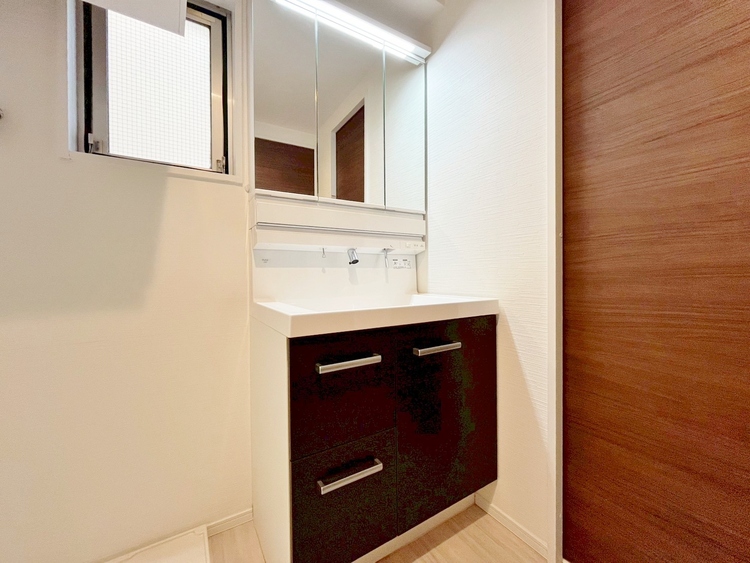 洗面 何かと物が増える場所だからこそ、スッキリと見映えの良い空間に。