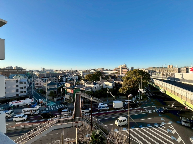 バルコニー 窓を開けると広がる青空。心をリフレッシュして日々を過ごしていきましょう。