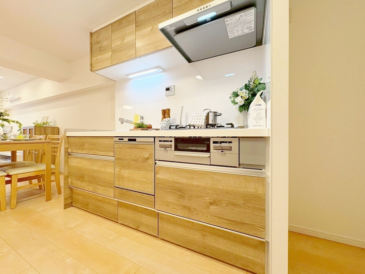 キッチン スマートな意匠と充実の機能を備えたキッチンが、暮らしにおいしい彩りを添えます。