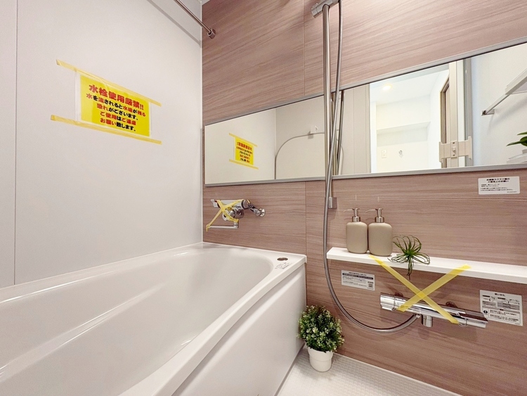 風呂 一日の疲れを癒すバスルームは、心地よいリラックスを叶える清潔感溢れる空間です。