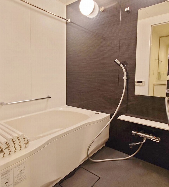 風呂 一日の疲れを癒すバスルームは、心地よいリラックスを叶える清潔感溢れる空間です。