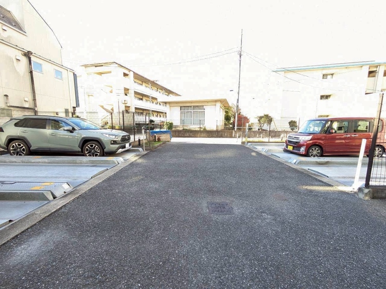 駐車場 本物件の駐車スペースです。車種制限のある場合もございますので、お気軽にお問い合わせくださいませ。