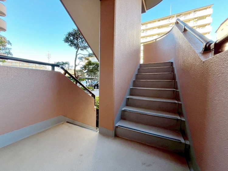 その他 落ち着いた雰囲気の階段。手すりもあり安心ですね。