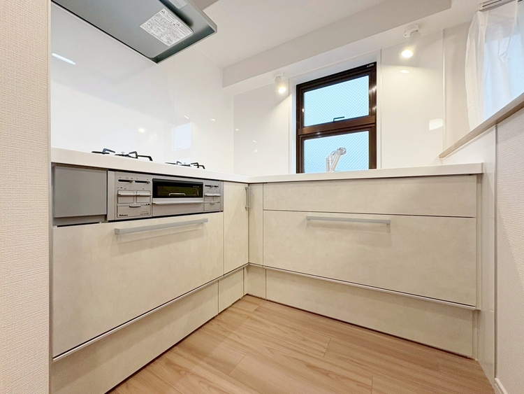 キッチン スマートな意匠と充実の機能を備えたキッチンが、暮らしにおいしい彩りを添えます。