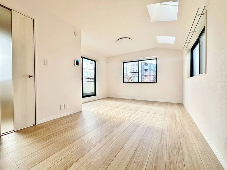 居間 忙しく過ぎゆく日常を置き去るほど、ゆったりした時間が流れるリビング。