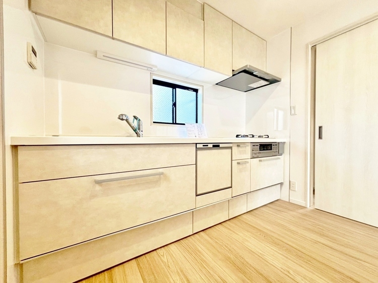 キッチン スマートな意匠と充実の機能を備えたキッチンが、暮らしにおいしい彩りを添えます。