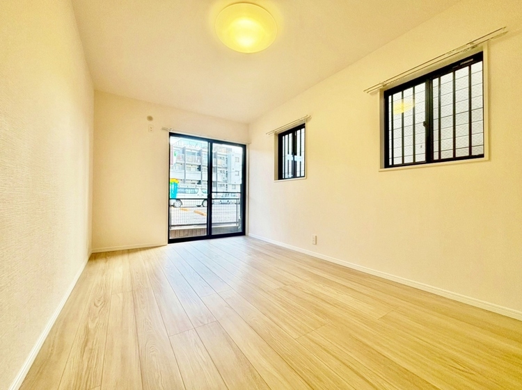 寝室 ベッドも十分に設置するスペースがあります。