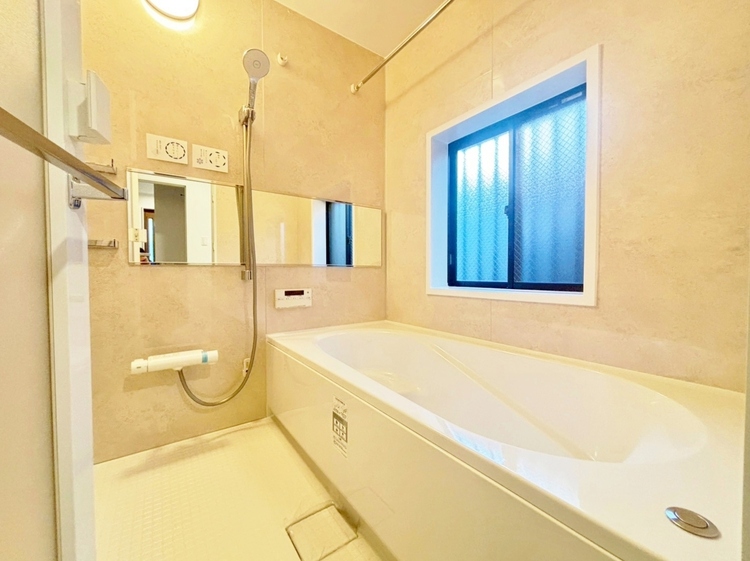 風呂 一日の疲れを癒すバスルームは、心地よいリラックスを叶える清潔感溢れる空間です。