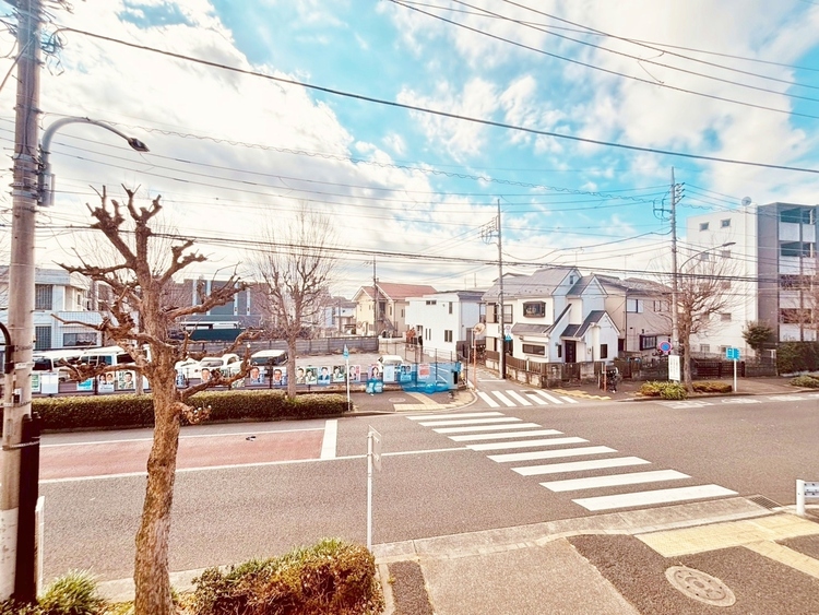 バルコニー 窓を開けると広がる青空。心をリフレッシュして日々を過ごしていきましょう。
