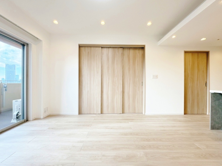 居間 居心地の良い空気感は、暮らしのステージを彩り、心からのやすらぎと満足感を与えてくれます。