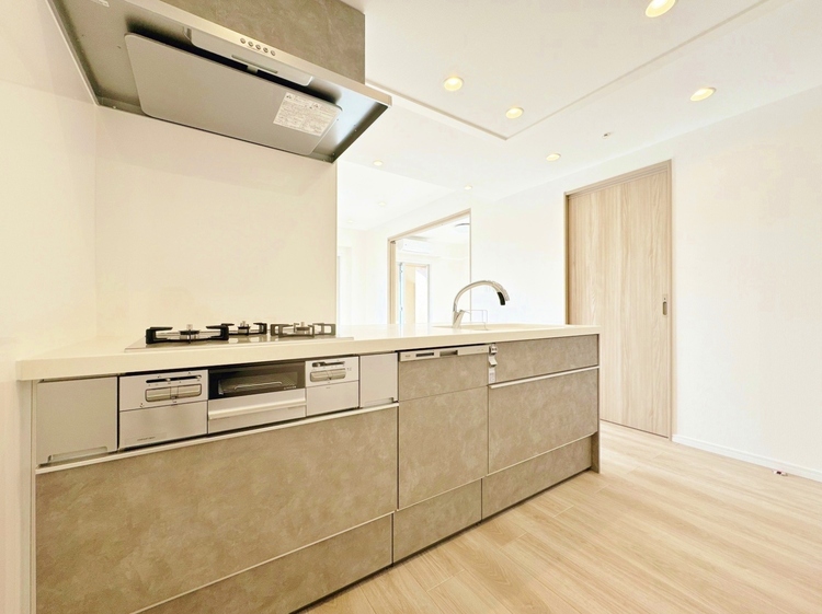 キッチン スマートな意匠と充実の機能を備えたキッチンが、暮らしにおいしい彩りを添えます。