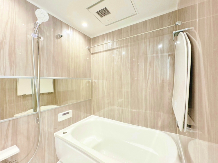 風呂 一日の疲れを癒すバスルームは、心地よいリラックスを叶える清潔感溢れる空間です。