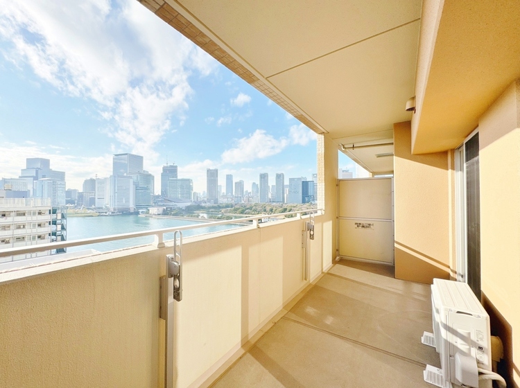 バルコニー 暮らしの中で、光と風を演出してくれるバルコニー。