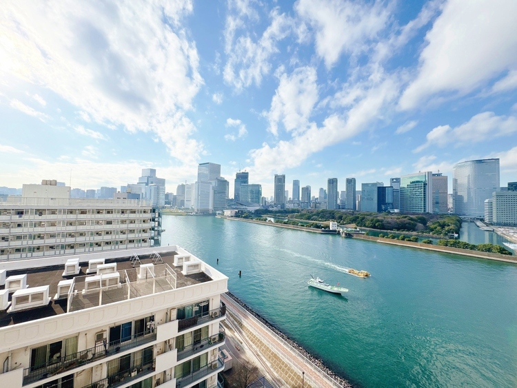 バルコニー 窓を開けると広がる青空。心をリフレッシュして日々を過ごしていきましょう。