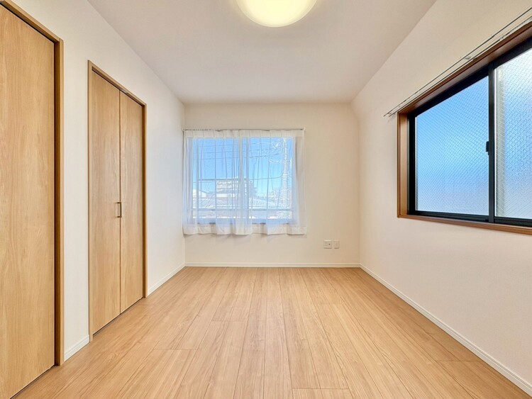 寝室 ベッドも十分に設置するスペースがあります。