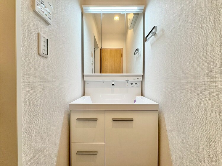 洗面 何かと物が増える場所だからこそ、スッキリと見映えの良い空間に。