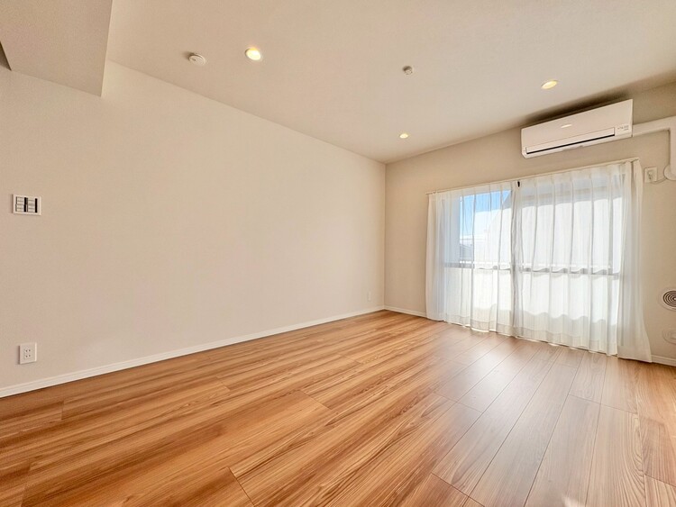 居間 忙しく過ぎゆく日常を置き去るほど、ゆったりした時間が流れるリビング。