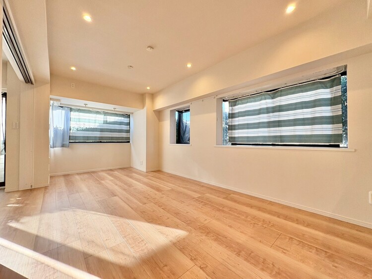 居間 忙しく過ぎゆく日常を置き去るほど、ゆったりした時間が流れるリビング。