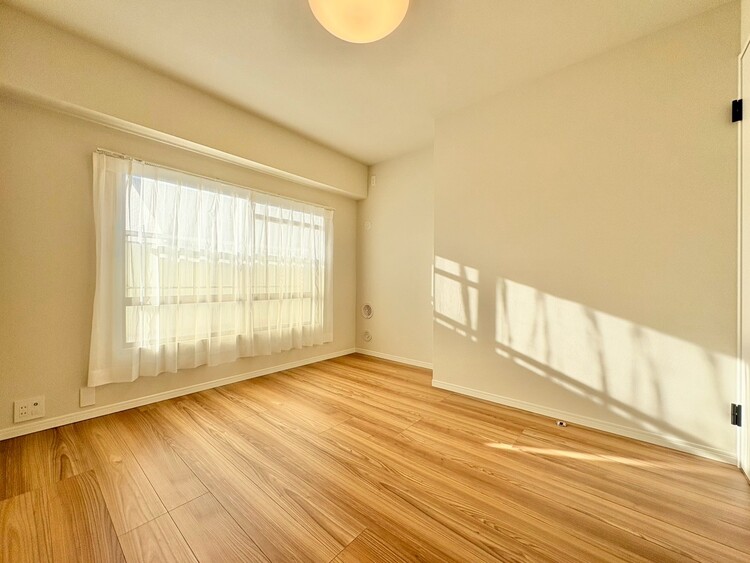 寝室 ベッドも十分に設置するスペースがあります。