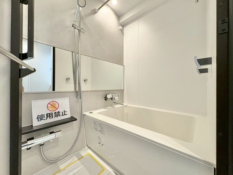 風呂 一日の疲れを癒すバスルームは、心地よいリラックスを叶える清潔感溢れる空間です。