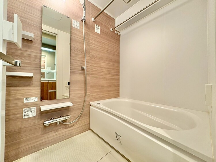 風呂 一日の疲れを癒すバスルームは、心地よいリラックスを叶える清潔感溢れる空間です。