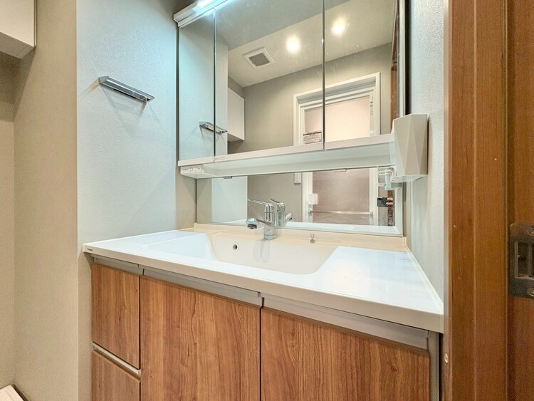 洗面 何かと物が増える場所だからこそ、スッキリと見映えの良い空間に。