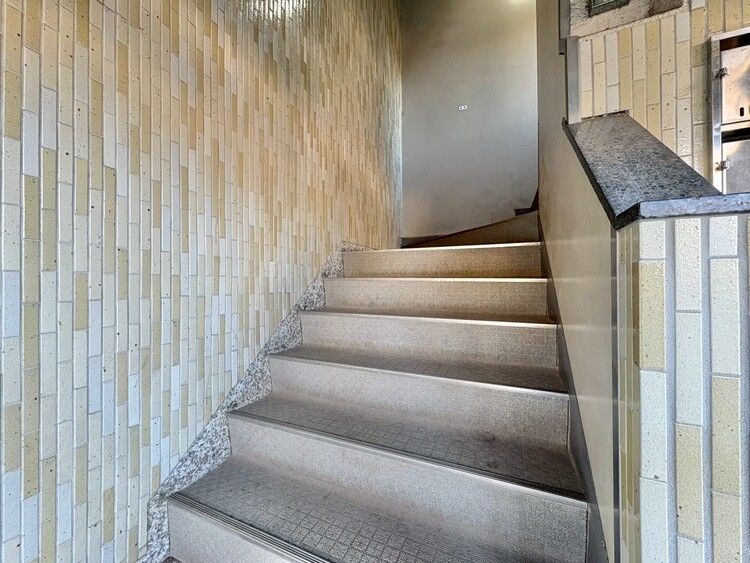 その他 落ち着いた雰囲気の階段。ゆったりお使いになれます。