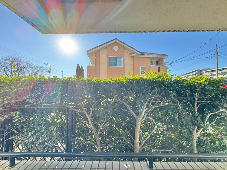 バルコニー 窓を開けると広がる青空。心をリフレッシュして日々を過ごしていきましょう。