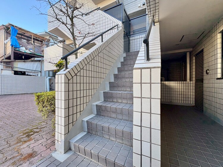 その他 落ち着いた雰囲気の階段。手すりも常設しているので、ゆったりお使いになれます。