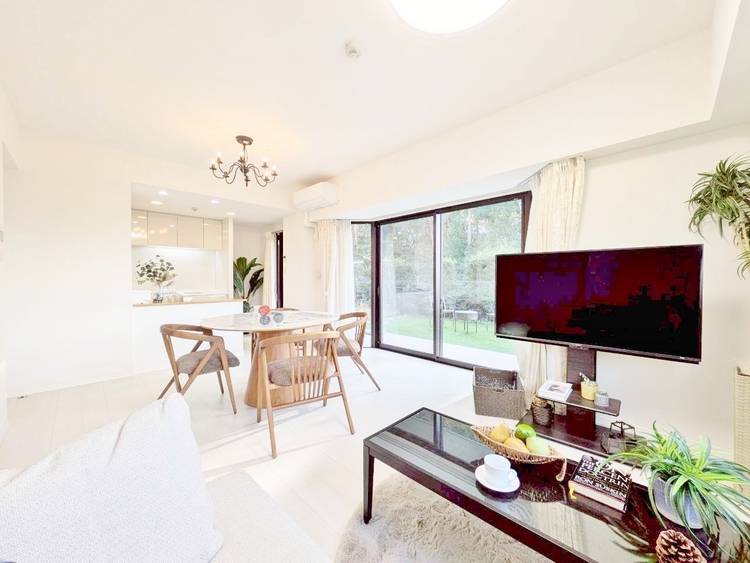 居間 居心地の良い空気感は、暮らしのステージを彩り、心からのやすらぎと満足感を与えてくれます。