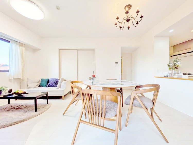 居間 快適に過ごす毎日を求めて、暮らしの中でご自身の「マイホーム」に創り上げてください。