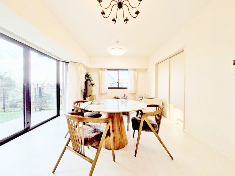 居間 過ごす時間が、たくさんの思い出として紡がれていく場所。