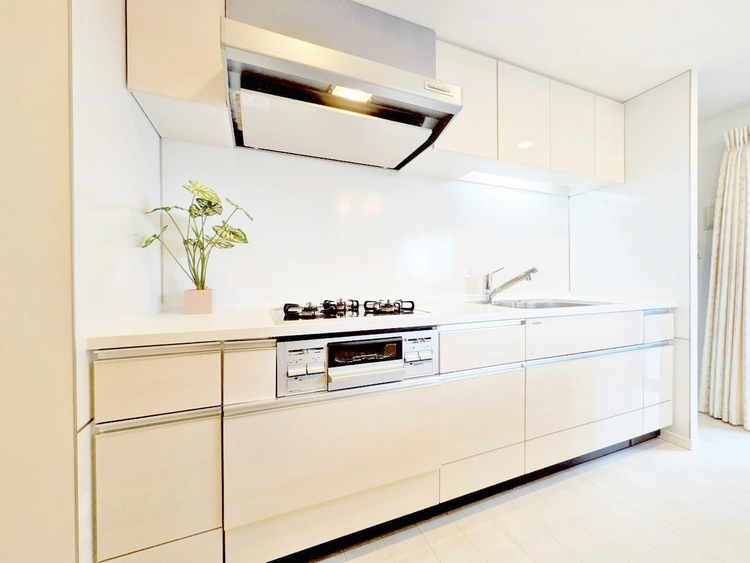 キッチン スマートな意匠と充実の機能を備えたキッチンが、暮らしにおいしい彩りを添えます。