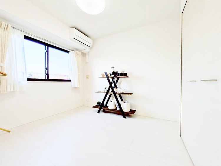 寝室 ベッドも十分に設置するスペースがあります。