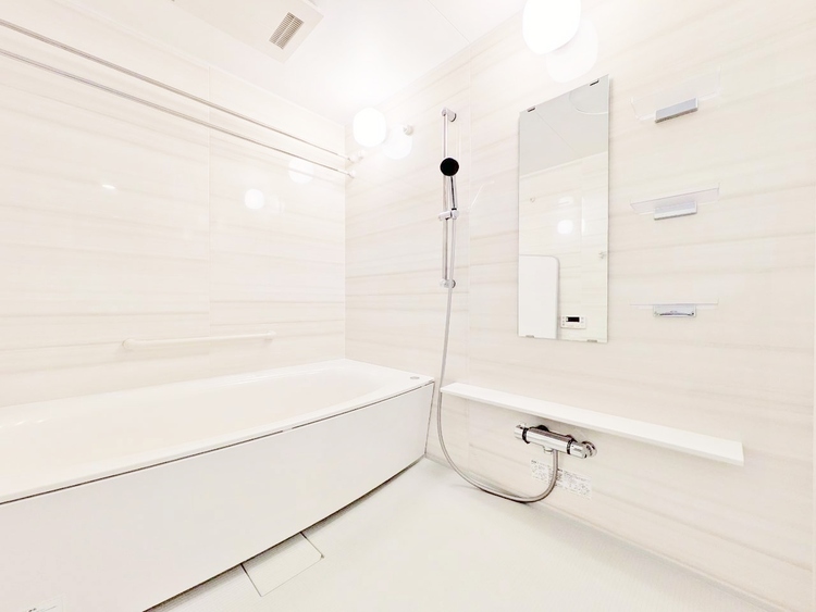 風呂 一日の疲れを癒すバスルームは、心地よいリラックスを叶える清潔感溢れる空間です。