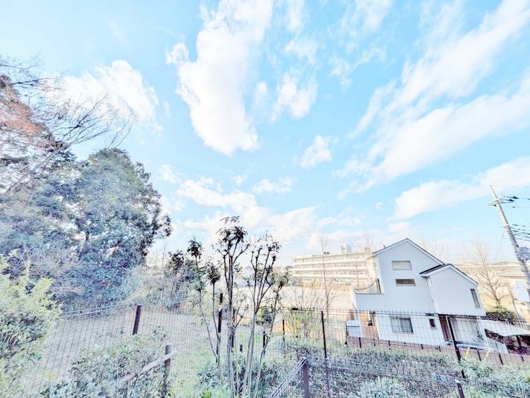 バルコニー 窓を開けると広がる青空。心をリフレッシュして日々を過ごしていきましょう。