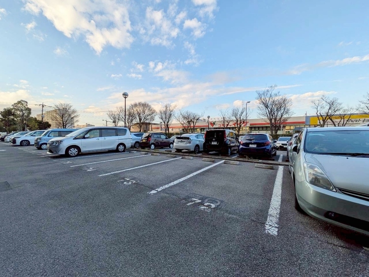 駐車場 本物件の駐車スペースです。車種制限のある場合もございますので、お気軽にお問い合わせくださいませ。