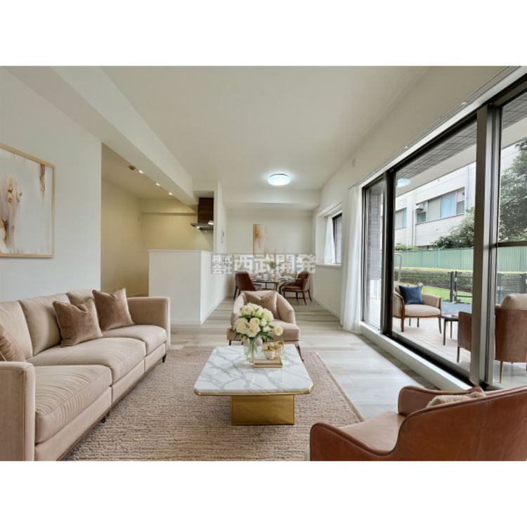 居間 配置してある家具や小物はCGによるイメージです