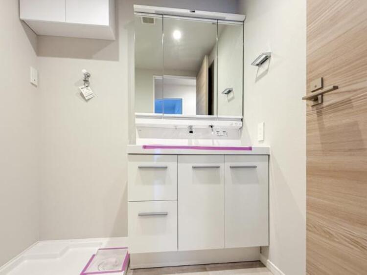 洗面 三面鏡の付いた洗面化粧台は、鏡面裏側にも機能的な収納を配置。普段使いの洗面小物やスキンケア用品などが衛生的に保管できます。