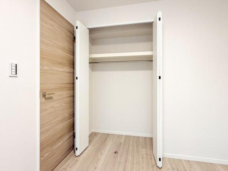 収納 クローゼットは棚やハンガーパイプが付いており、スーツや上着などが収納可能です。