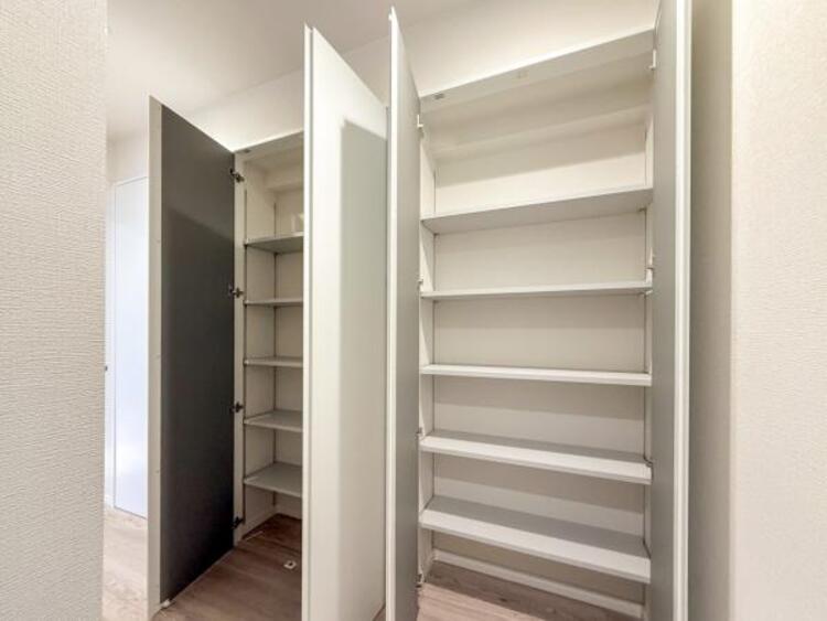 収納 廊下にある収納スペース。空間を効率的に利用し、一日の始まりと終わりを美しく演出します。
